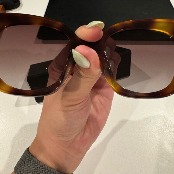 Fendi Sunglasess FE400981 - Picture 3 of 3